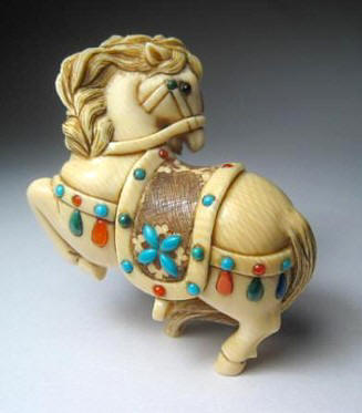 японская нэцкэ из слоновой кости Лошадка