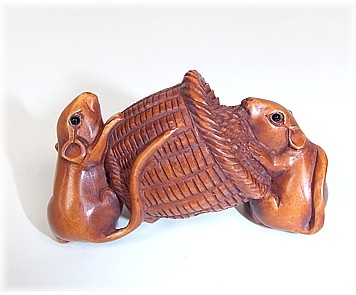 японская подписная нэцкэ Две Мышки