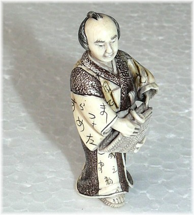 японская страинная подписная нецке в виде мужчины со шляпой в руках