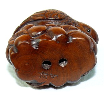 японская подписная нэцкэ из кипариса