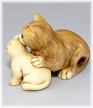 нэцкэ из слоновой кости Кошка с котенком, 1950-е гг., Япония