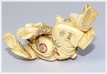 подпись автора на старинной японской нецке