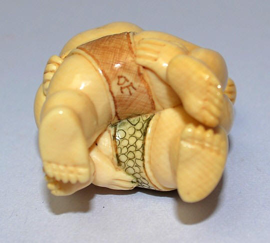 подпись автора на старинной японской нецке