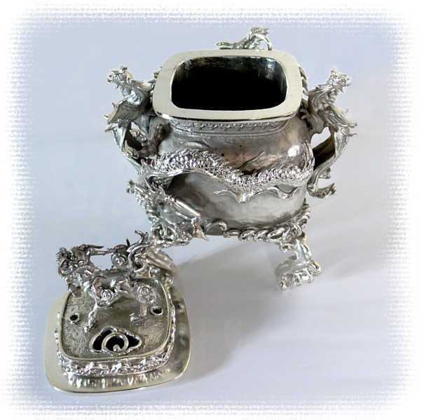 японская старинная курильница с рельефами, Такаока, 1920-30-е гг.