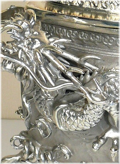 рельеф на японской курильнице, деталь