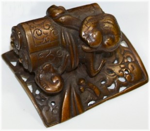 бронзовая курильница в виде Священного Оленя, деталь