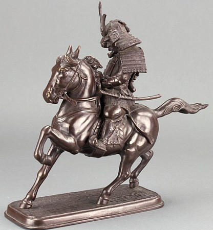 японская кабинетная бронзовая фигура самурая верхом на коне