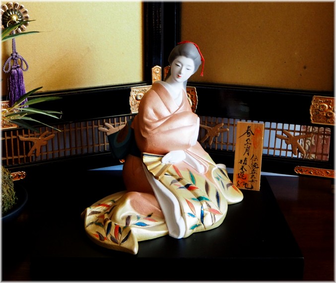 японская статуэтка Девушка в кимоно, с веером в руке