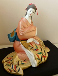 Девушка в  с веером, японская статуэтка
