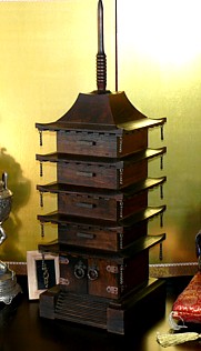  шкафчик для коллекций в виде пагоды, дерево, 1930-е гг