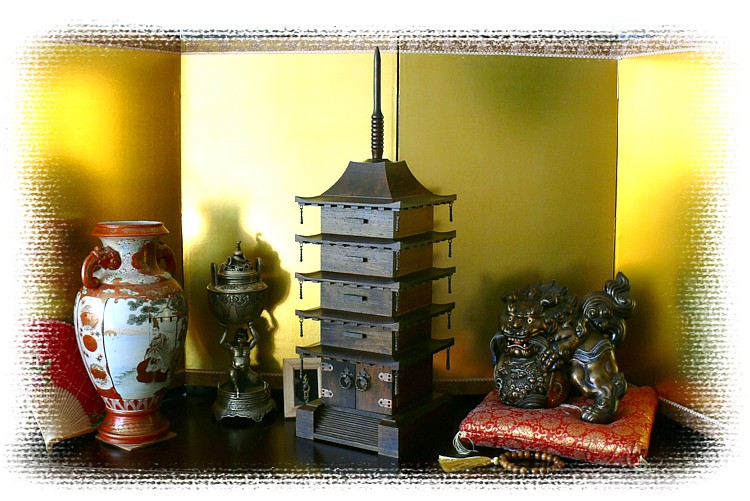 японский резной шкаф для коллекций в виде ПАГОДЫ, 1930-е гг