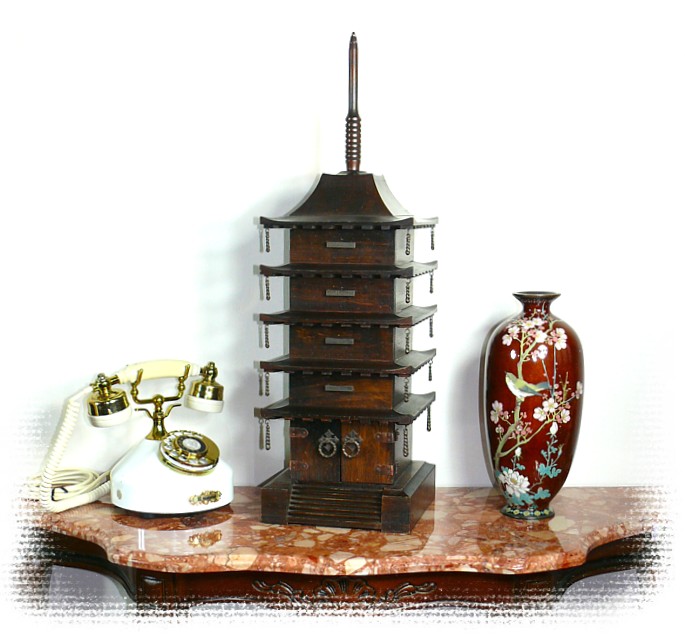 японский резной шкаф для коллекций в виде ПАГОДЫ, 1930-е гг.