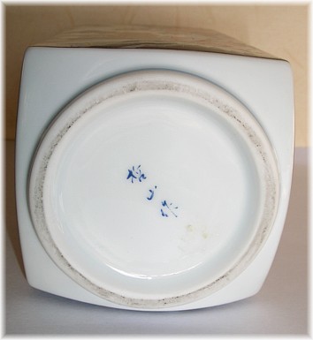 подпись художника на дне японской вазы