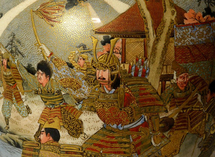 деталь рельефного рисунка на японской антикварной ваза САЦУМА