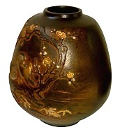 бронзовая японская ваза с рельефами, 1920-е гг.