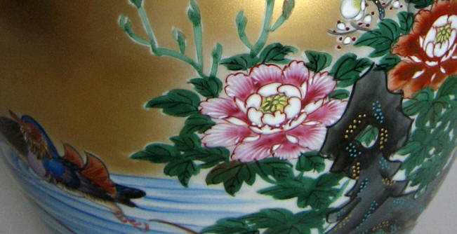 japanese kutani hand painted porcelain vase. detail of design