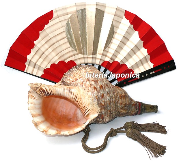 хорагай, японский сигнальный горн и боевой веер гунсен