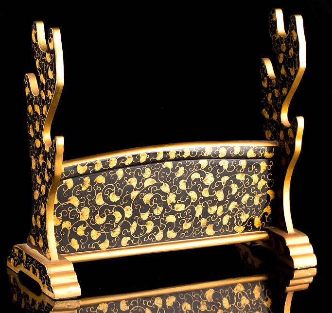  японская резная подставка для трех самурайских мечей с золотой росписью, 1890-е гг