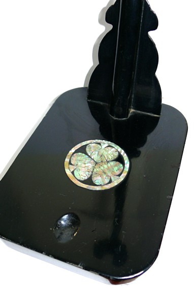 инкрустация перламутром на подставке для японского меча