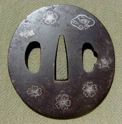 антикварная кованная цуба японского меча с изображением цветов сакуры и Львая Будды