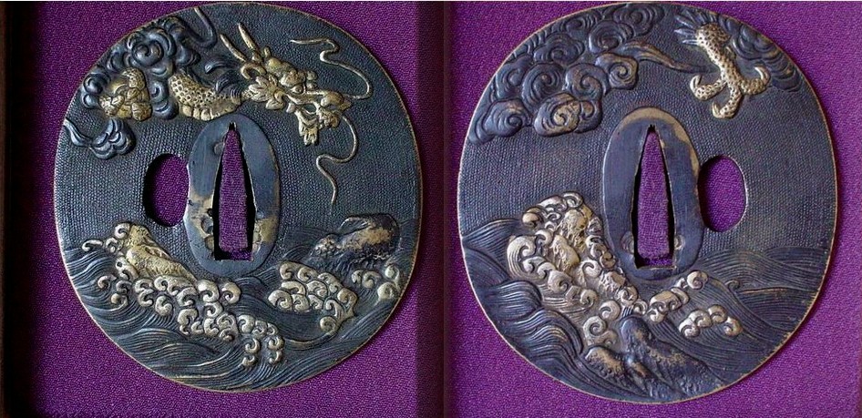 Цуба японского меча с изображением ДРАКОНА НАД ВОЛНАМИ