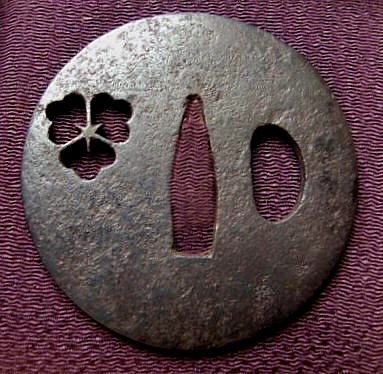 гарда японского меча цуба с самурайским гербом, эпоха Муромачи