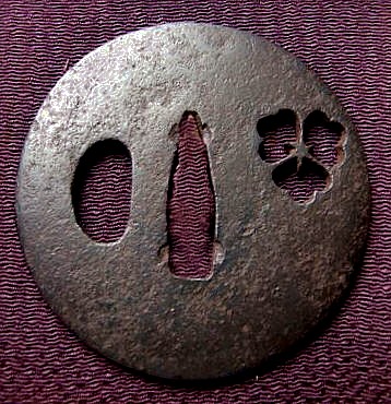 коваянная антикварная цуба с прорезным изображением самурайского герба