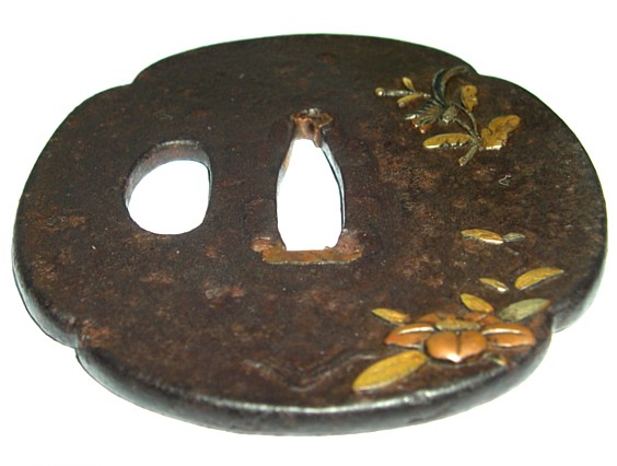 цуба кованная с изображением цветов в технике кин-зоган