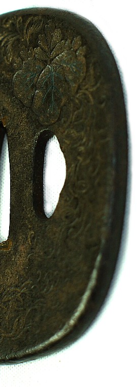 цуба (гарда) японского меча начала периода Эдо с изображениме цветка павлонии