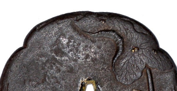 кованная цуба (гарда меча) с изображением лотоса, детали