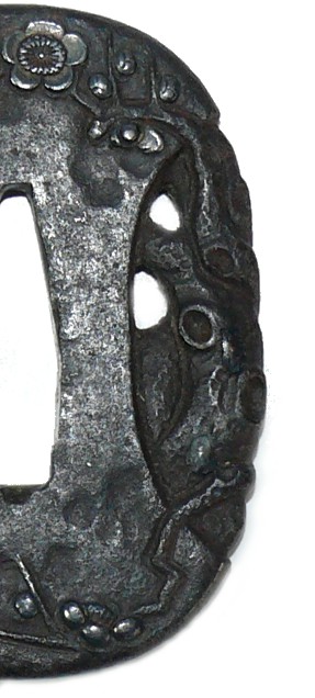 старинная цуба для танто с изображением цветущей сливы, эпоха Эдо