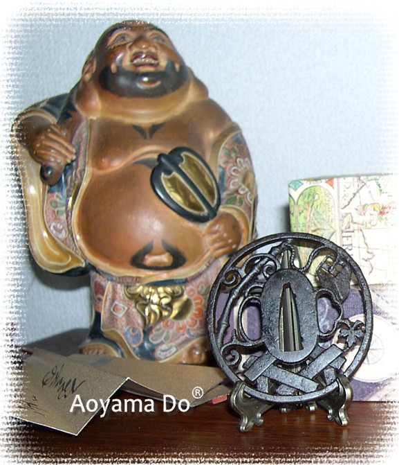 японская антикварная колекция - кованная цуба ( гарда) японского меча с исображением колодца Игета