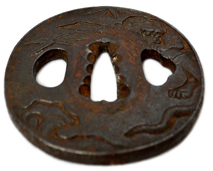 цуба самурайского меча эпохи Эдо, железо, ковка, резьба