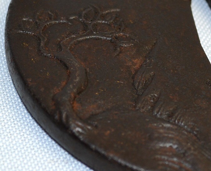 японская антикварная гарда самурайского меча катана, деталь