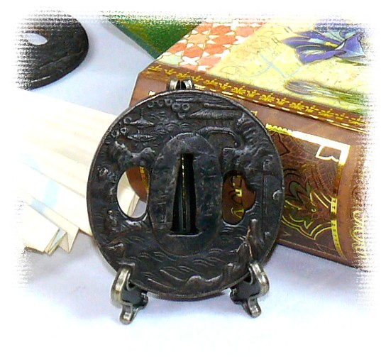 антикварная подписная цуба мастера Мунэнори с пейзажным изображением