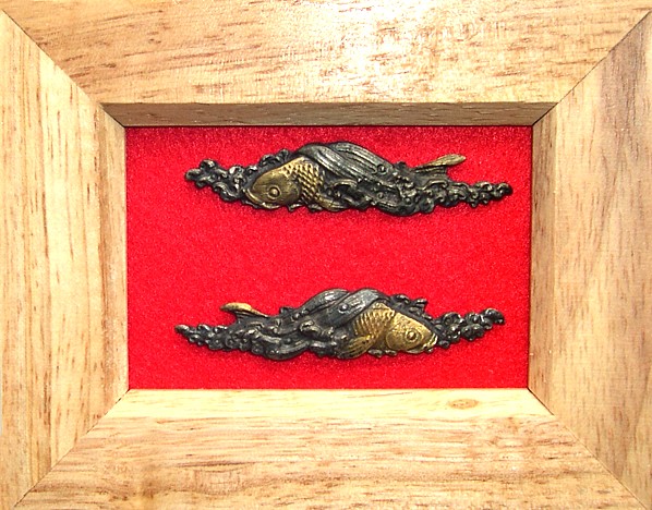 антикварные менуки японского меча в виде священного карпа