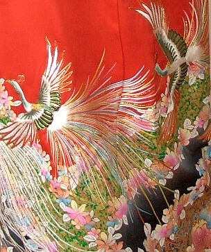 деталь вышивки и росписи ткани