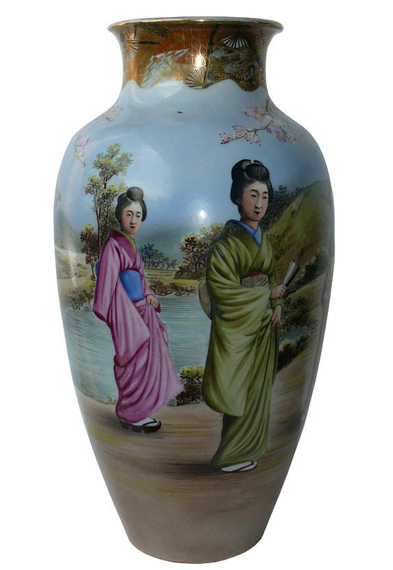 japanese vase with hand painted ladies dressed with kimono, Taisho period