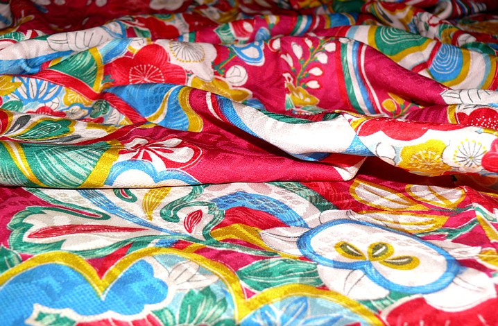 japanese antique silk kimono: detail of fabric