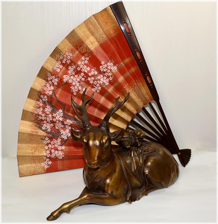 японский старинный веер и бронзовая антикварная курильница в виде оленя 